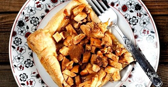 Открытый яблочный пирог из слоеного теста