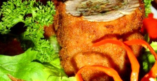 Горячий рулет из омлета со свининой