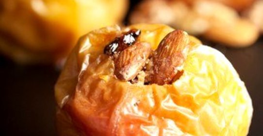 Яблоки, запеченные с рисом, фруктами и орехами