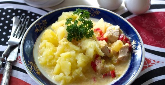 Курица с овощами и ананасами