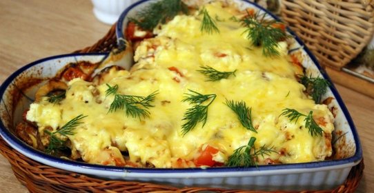 Свинина с грибами и сметаной под сырной корочкой