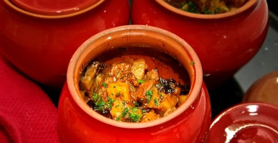 Говядина с черносливом и грибами