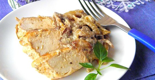 Куриное филе под грибным соусом