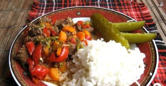 Кабан тушеный с красным перцем