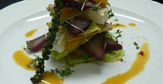 Мильфей с маринованной грушей, апельсином и сыром камамбер