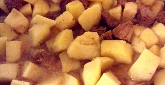 Тушеное мясо с картофелем и лавровым листом