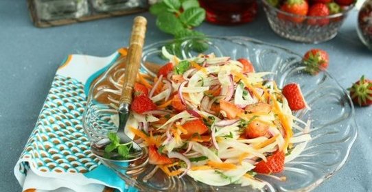Салат из моркови, клубники и моцареллы
