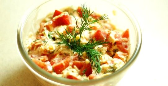 Салат с сыром и помидорами