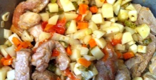 Азу по‑татарски из говядины с солеными огурцами