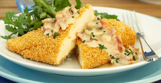Куриное филе в панировке со сливочно-грибным соусом