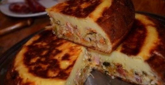 Пирог капустный с колбасой