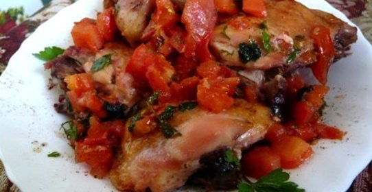 Запеченная курица с помидорами