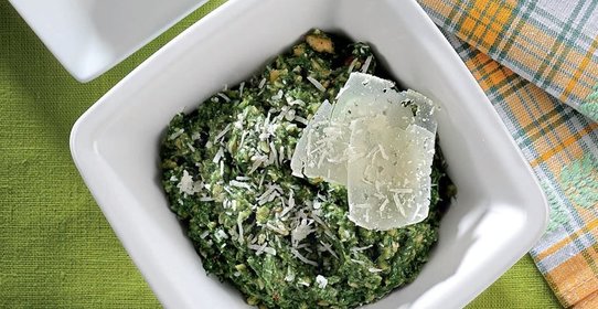 Паровая спаржа с дипом из шпината и фундука