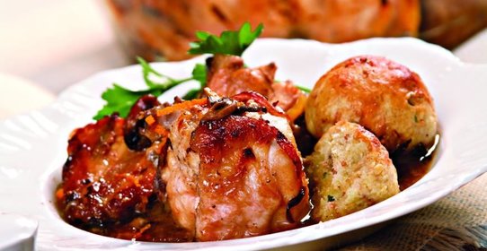 Курица, тушеная в вине, с пряными клецками