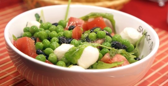 Салат с моцареллой и жимолостью