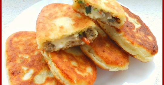 Жареные пирожки из творожного теста с грибами, мясом и сыром