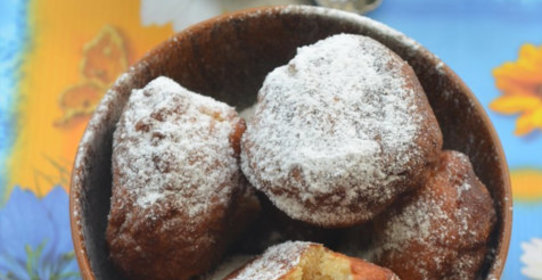 Творожные пончики с малиной