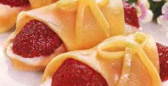 Рулетики из сыра и клубники