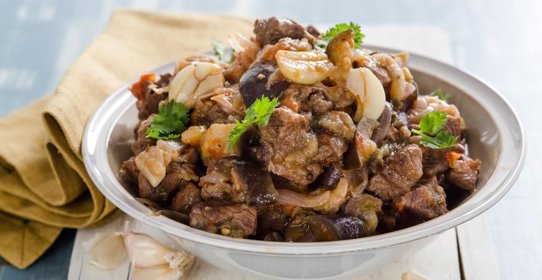 Рагу из баранины с баклажанами и красным луком