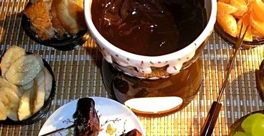 Шоколадное фондю с фруктами