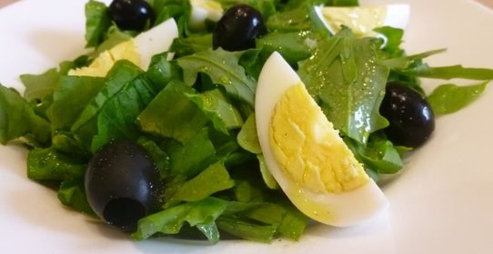 Яичный салат с щавелем и рукколой