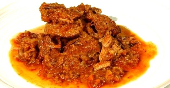 Гуляш из говядины с томатной пастой