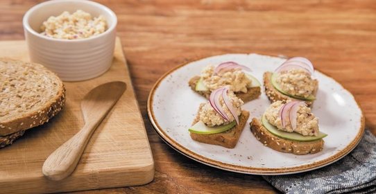 Тосты с форшмаком и зеленым яблоком