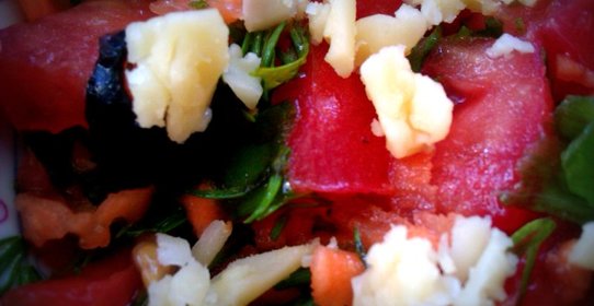 Овощной салат с маслинами и сыром