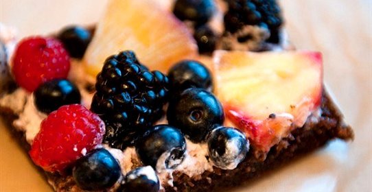 Шоколадный пирог с шоколадным маслом и грецкими орехами