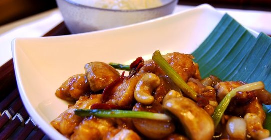 Острая курица с кешью и шампиньонами