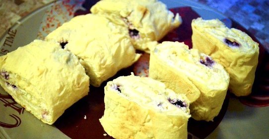 Сладкий рулет из лаваша с творогом и ягодами