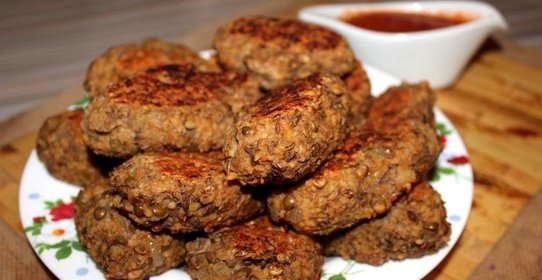 Котлеты из чечевицы и кус-куса с томатным соусом
