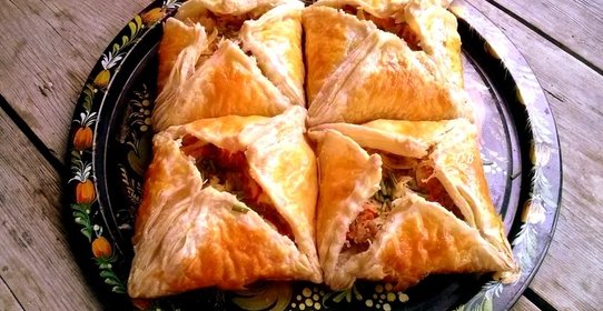 Пирог из слоеного теста с капустой