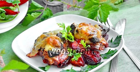 Курица запечённая с алычой