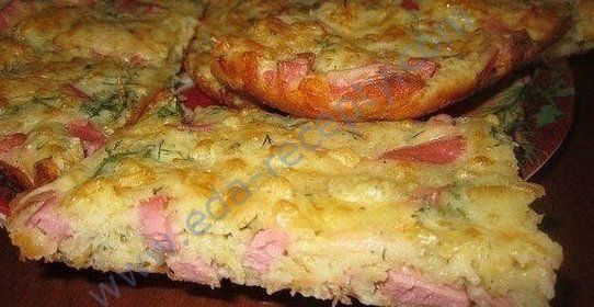 Быстрый пирог с сыром и колбасой