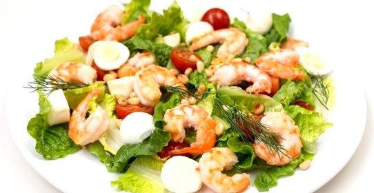 Салат из креветок с перепелиными яйцами