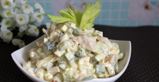 Салат с консервированным кальмаром, жареным луком и огурцом