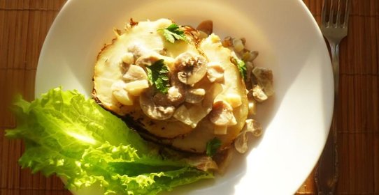 Запеченный корневой сельдерей с грибным соусом