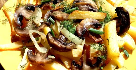 Картофель с грибами на сковороде