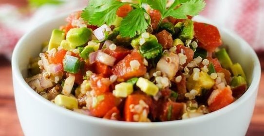 Салат с киноа и нутом