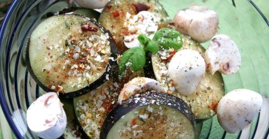 Салат из баклажанов с грудинкой и грибами