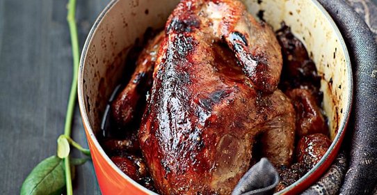 Цесарка с вяленым инжиром и сушеными розами