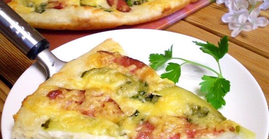 Пицца с солеными огурцами