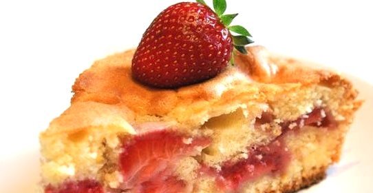 Пирог с клубникой в мультиварке