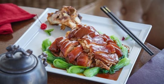 Свиная рулька «Дунбэй» в пряном соусе с пак-чой