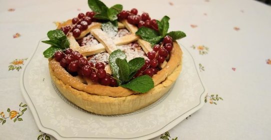 Домашний пирог с сухофруктами и брусникой