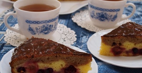 Пирог с вишней и творогом