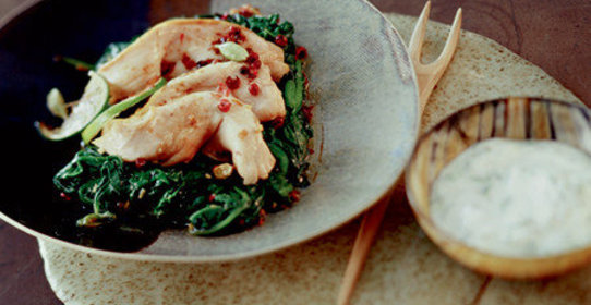 Куриное филе со шпинатом и брусникой