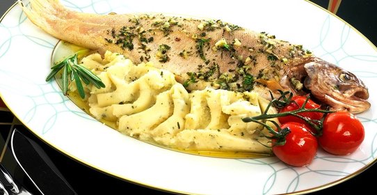 Форель на пару с чесночным маслом