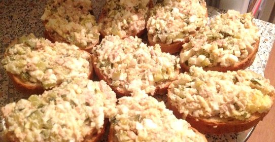 Гренки с печенью трески